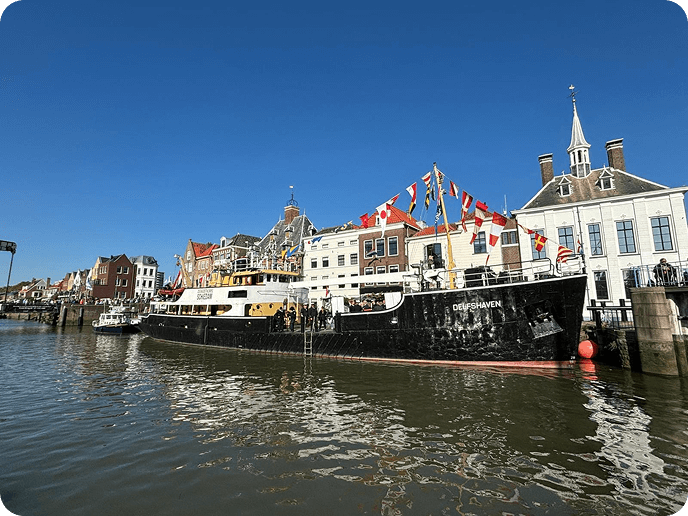 Onze vloot - De Delfshaven De Delfshaven aan de kade in de stad