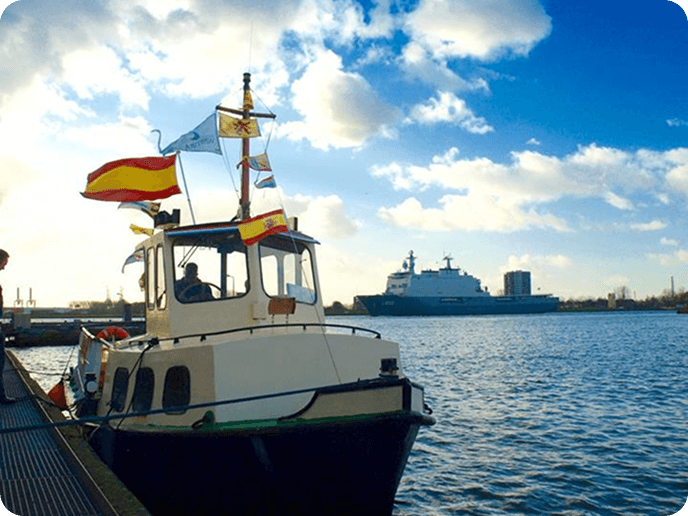 Onze vloot - De Nijverheid De nijverheid, een oud veerpont, aan de kade in de wilhelminahaven