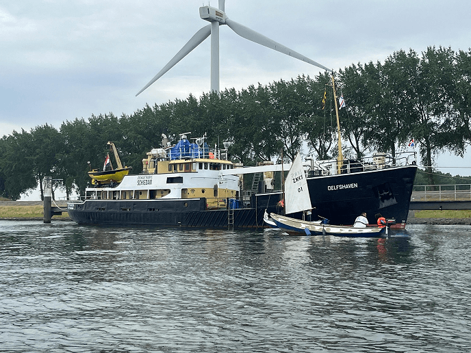 De delfshaven, het opleidingsschip ligt aan de kade in de wilhelminahaven