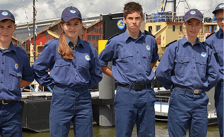 Zeekadetten in hun werkuniform van het zeekadetkorps schiedam