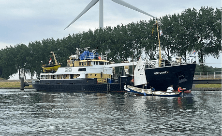 De delfshaven, het opleidingsschip ligt aan de kade in de wilhelminahaven