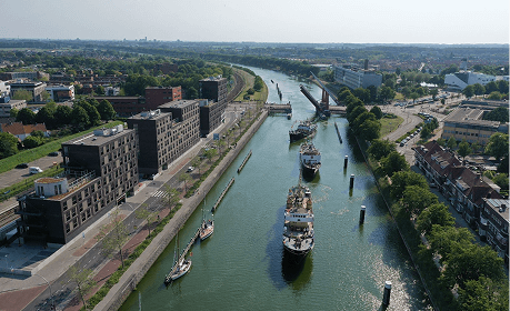 Korpsschepen van de Zeekadetten varen door een kanaal