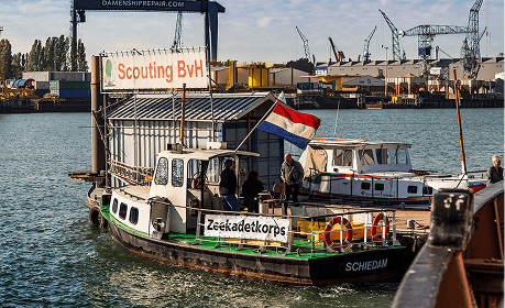De Nijverheid ligt aan de kade in de wilhelminahaven